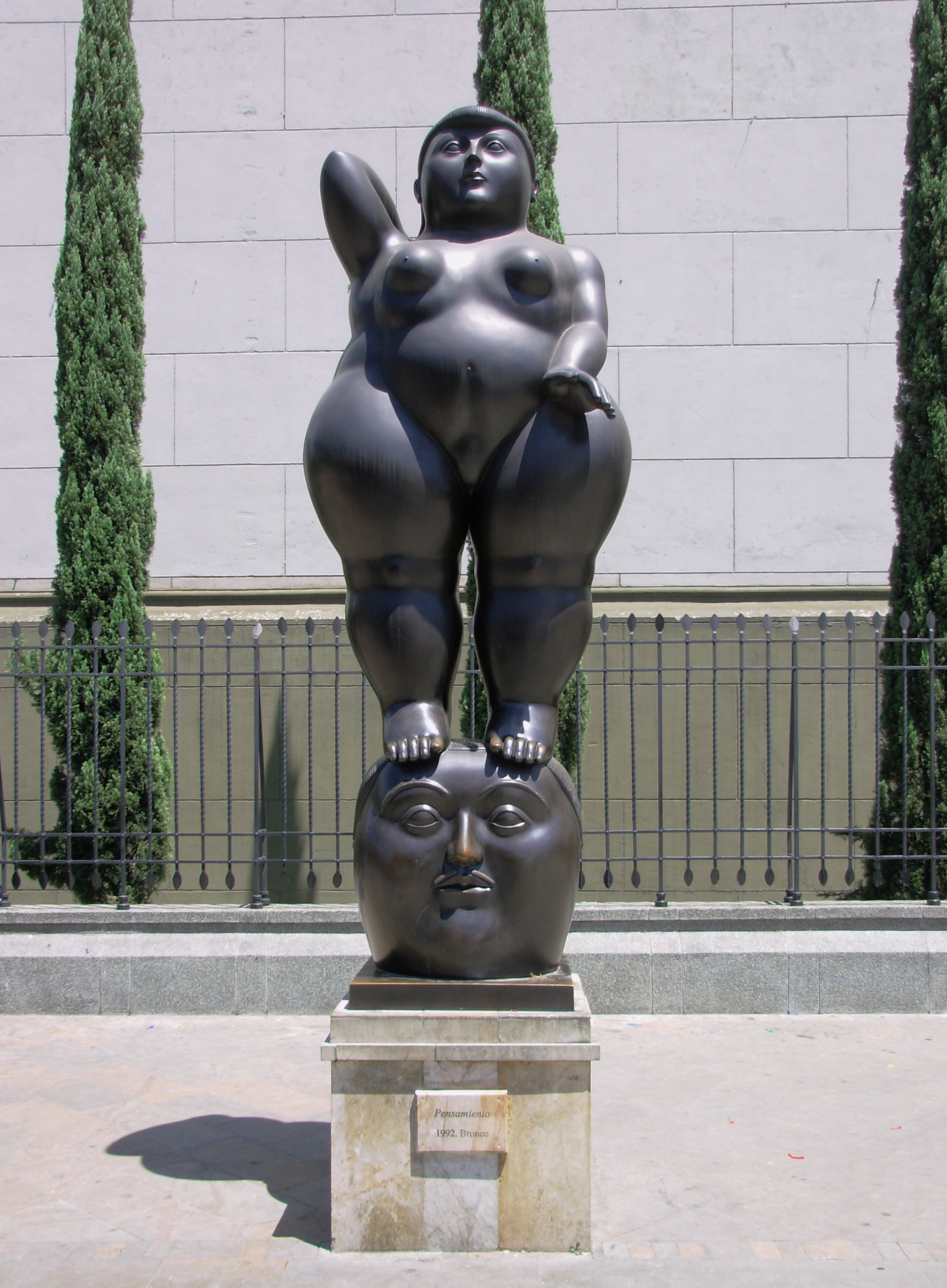 Plaza Botero Curves