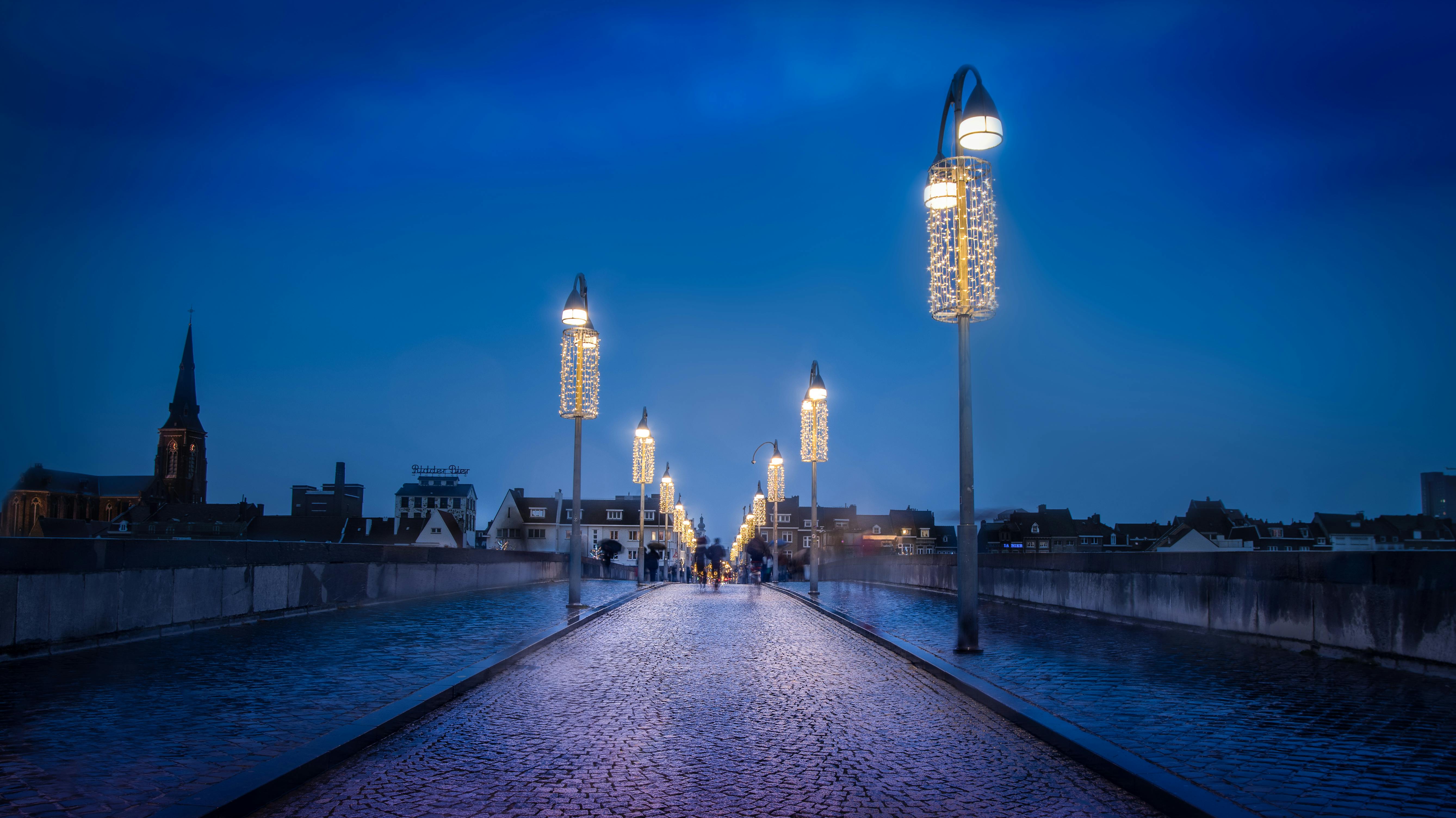 Crossing the Maas on the old bridge