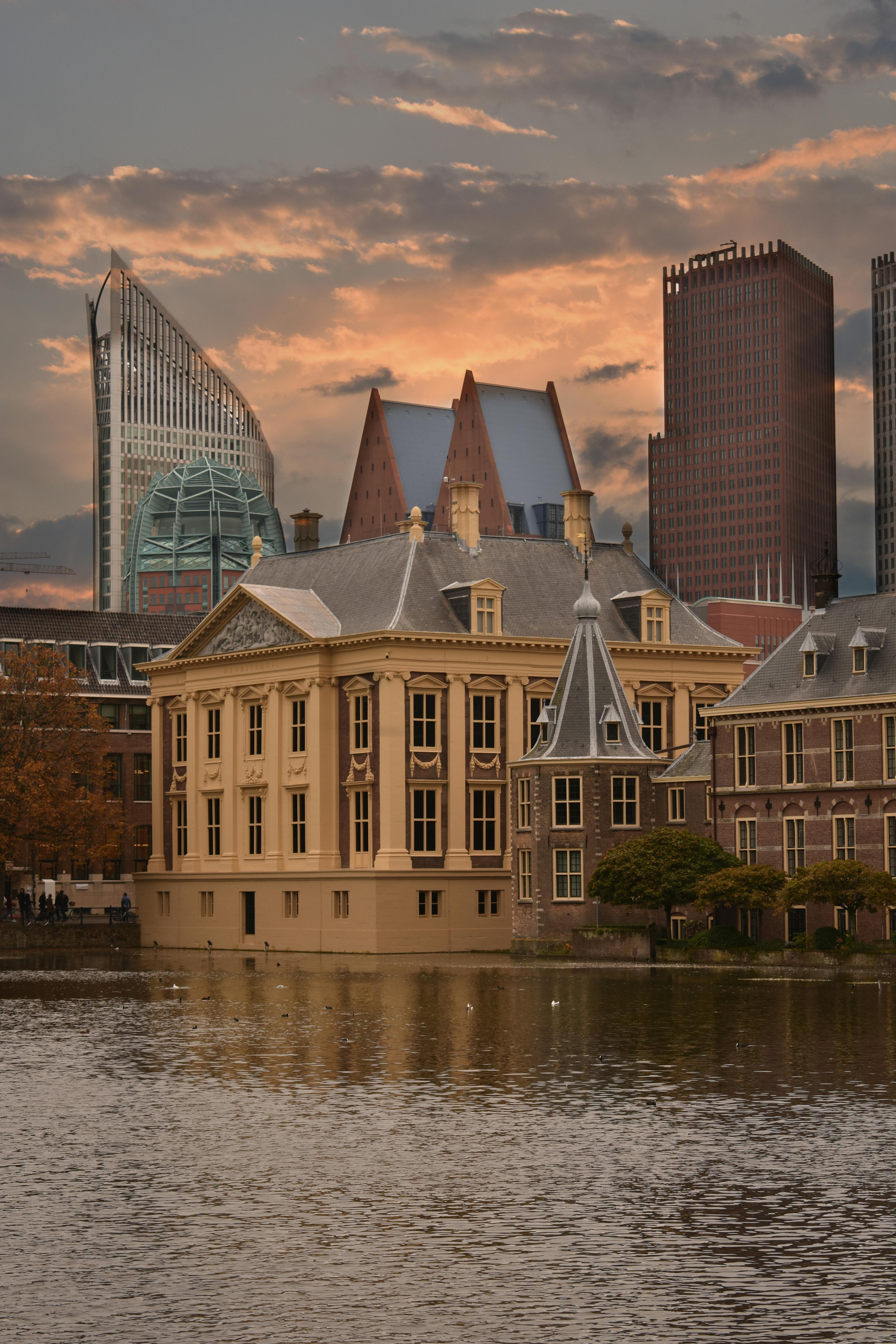Stroll around the Binnenhof