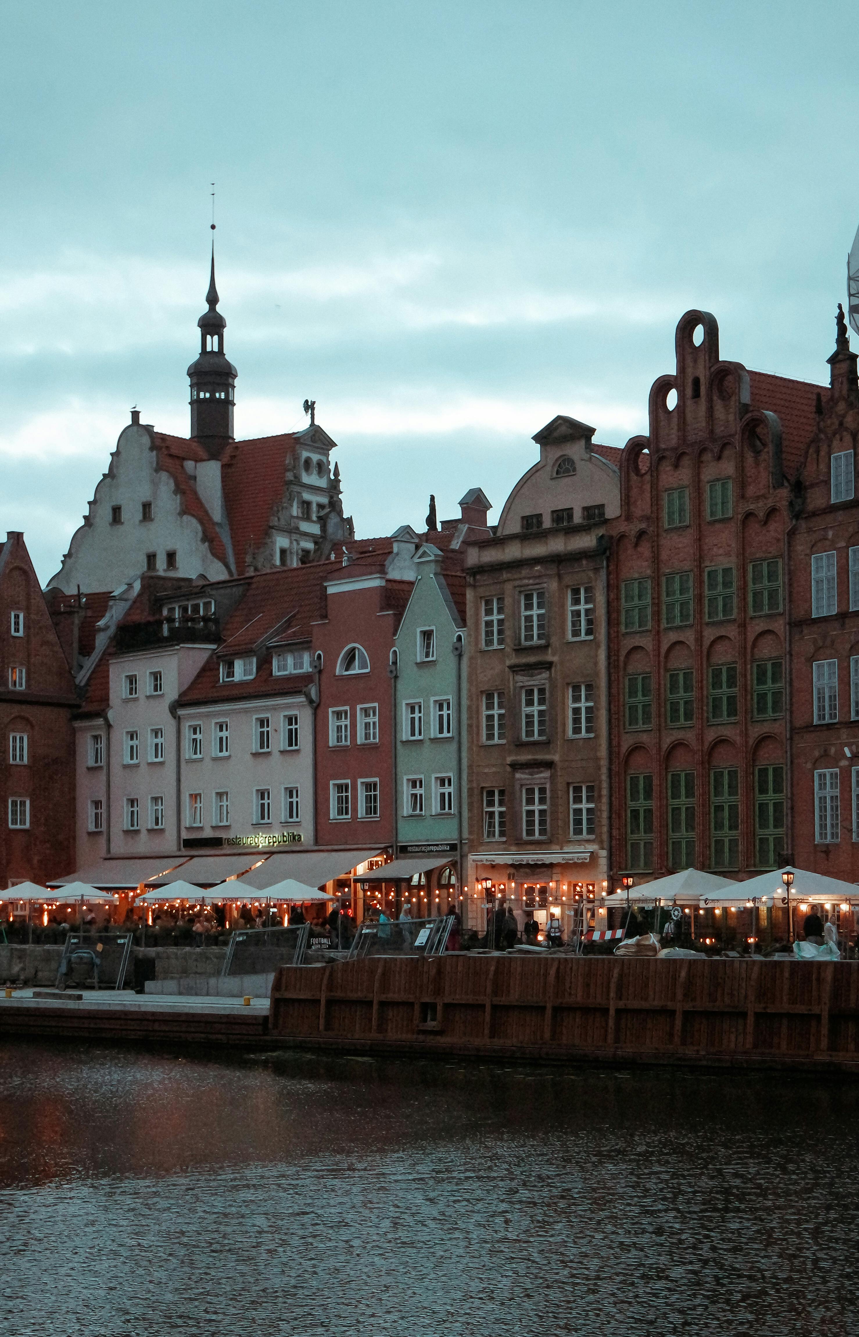 Granaries and cranes on the Motława