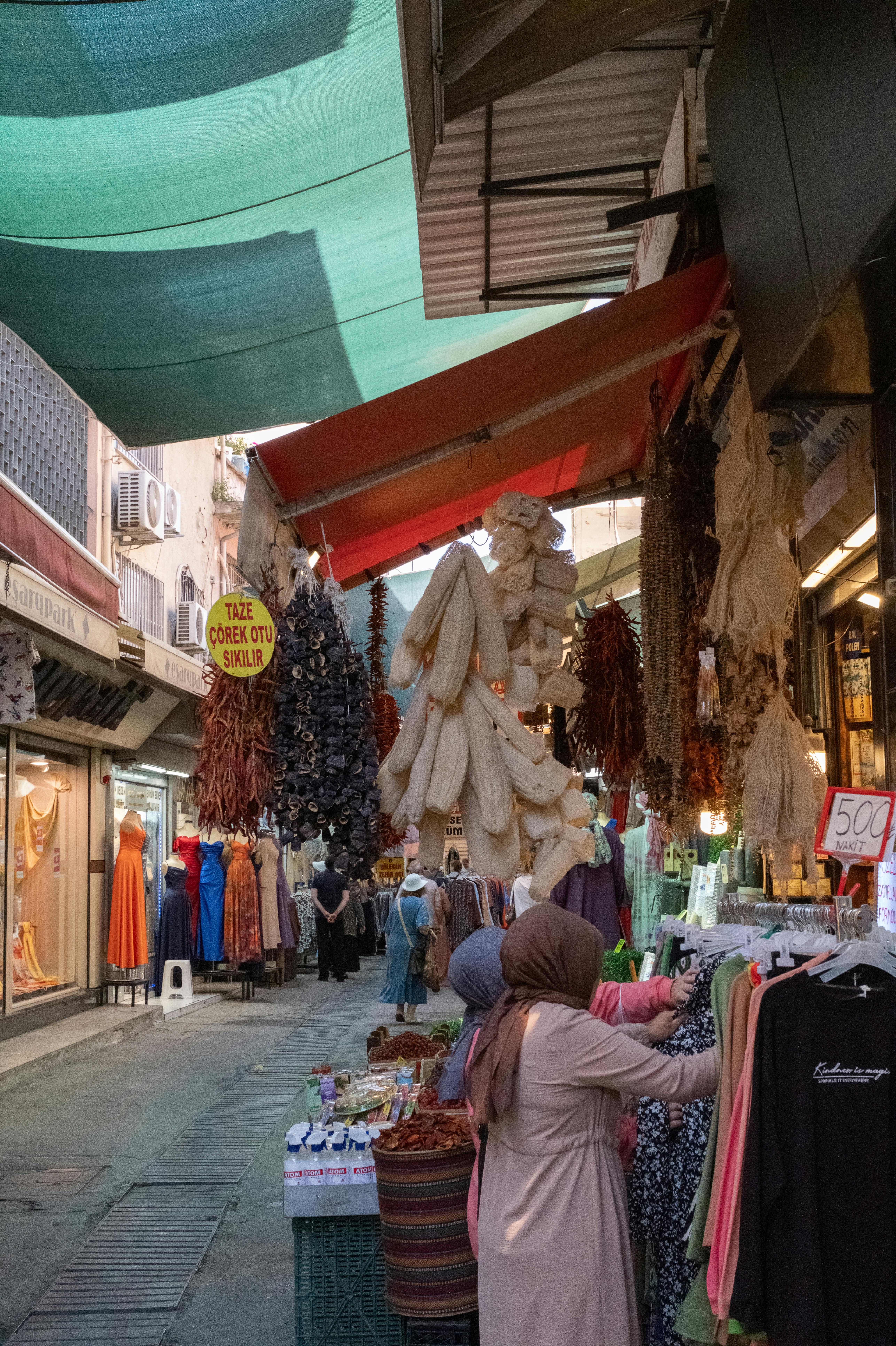 Exploring the Kemeralti bazaar